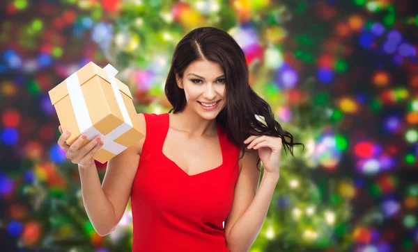 Mooie sexy vrouw in rode jurk met doos van de gift — Stockfoto