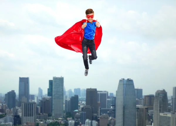 Jongen in super held cape en masker duimen opdagen — Stockfoto