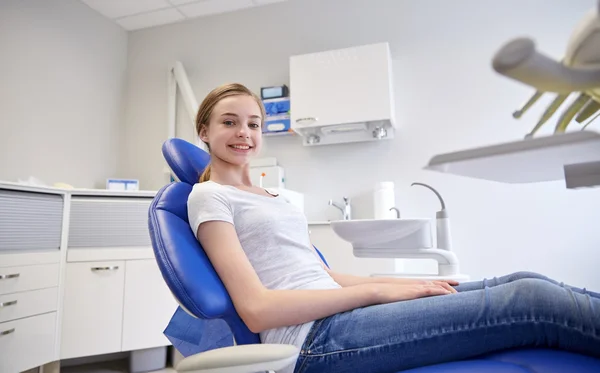 Menina paciente feliz no consultório de clínica dentária — Fotografia de Stock