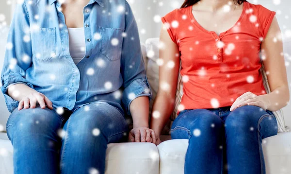 Close up of lesbian couple sitting on sofa at home — Stock Photo, Image