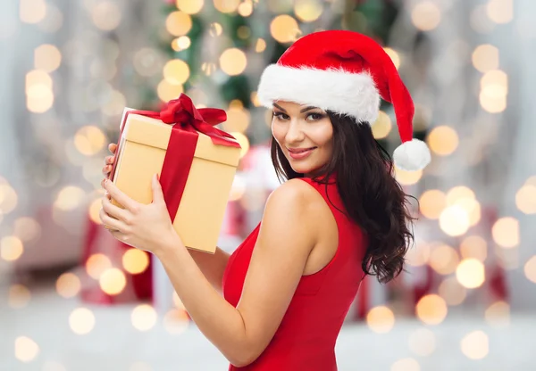 Mooie sexy vrouw in kerstmuts met een doos van de gift — Stockfoto