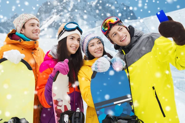 Glückliche Freunde mit Snowboards und Smartphone — Stockfoto