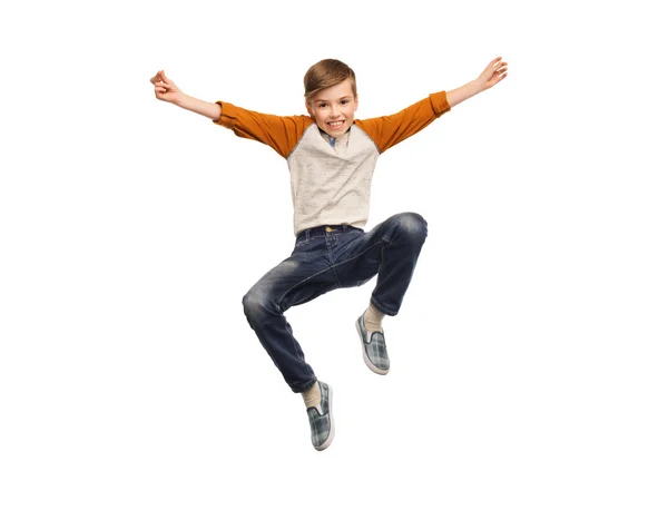Ευτυχισμένος χαμογελαστό αγόρι πηδώντας στον αέρα — Φωτογραφία Αρχείου