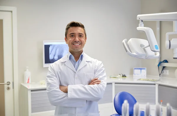 Mutlu erkek diş hekimi diş Kliniği ofisi — Stok fotoğraf