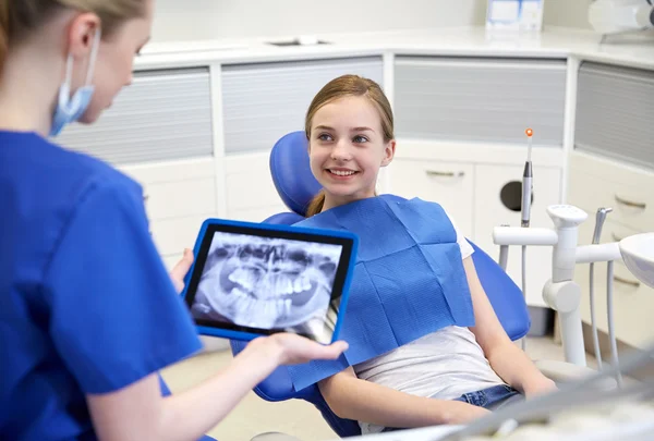 Tandarts met x-ray op tablet pc en patiënt meisje — Stockfoto