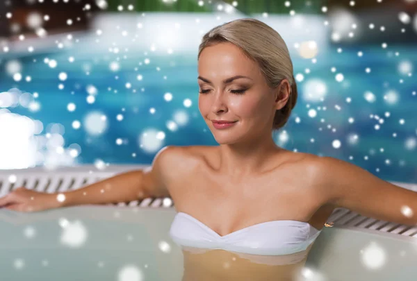 Mujer feliz sentada en el jacuzzi junto a la piscina —  Fotos de Stock