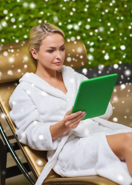 Beautiful young woman with  tablet pc at spa — Stock Photo, Image