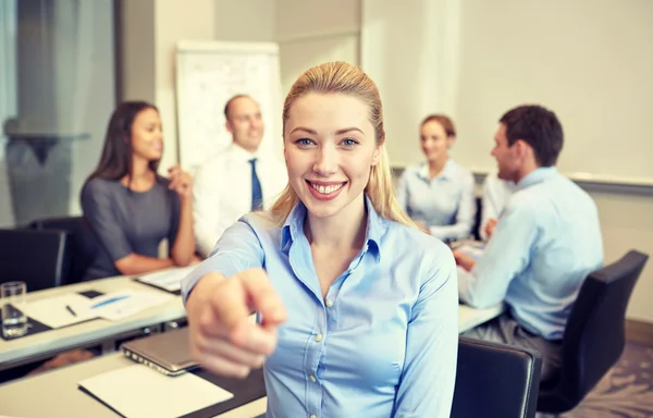 Groep van Glimlachende zakenmensen bijeenkomst in office — Stockfoto