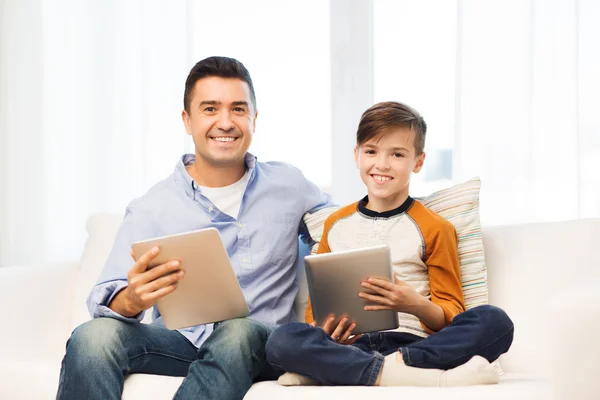 快乐的父亲和儿子与平板电脑在家里 — 图库照片