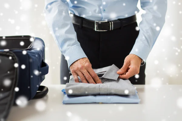 Homem de negócios embalando roupas em saco de viagem — Fotografia de Stock