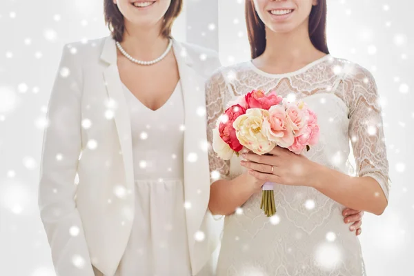 Primer plano de feliz pareja lesbiana con flores — Foto de Stock