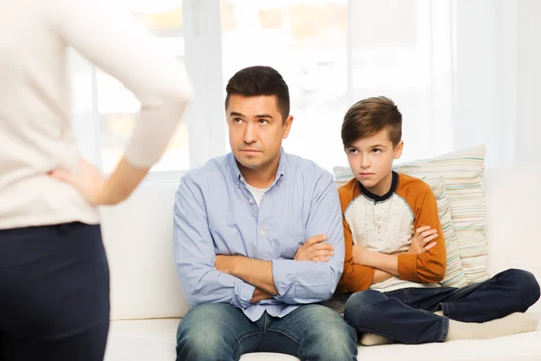 Upprörd eller missnöjd far, son och mor hemma — Stockfoto