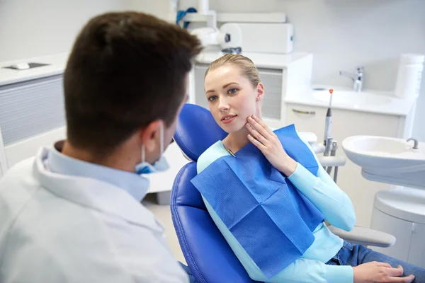 Male dentist with woman patient at clinic — Stock Photo, Image