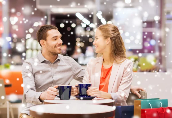 Boldog pár a bevásárló szatyrok kávéfogyasztás — Stock Fotó
