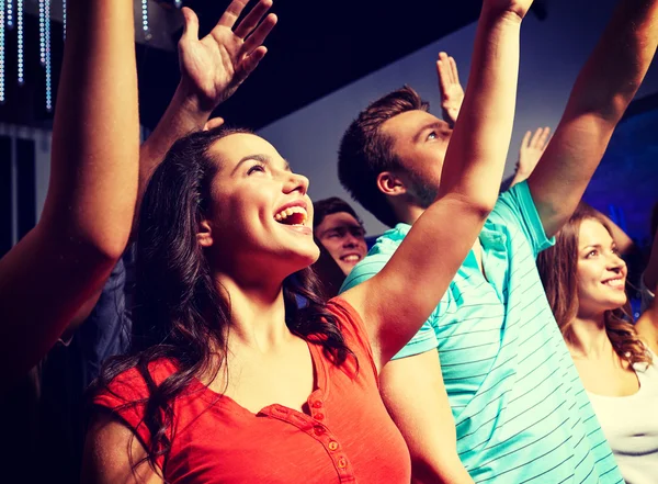 Smiling friends at concert in club — Stock Photo, Image