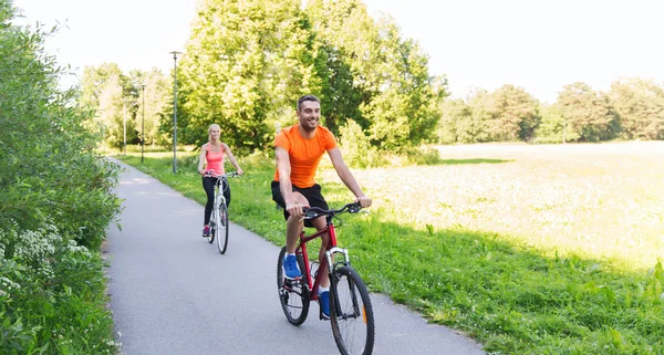 Boldog pár lovaglás kerékpár szabadban — Stock Fotó