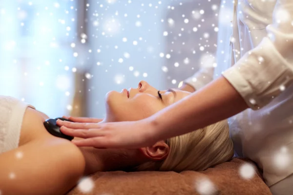 Primo piano della donna che fa un massaggio con pietre calde nella spa — Foto Stock