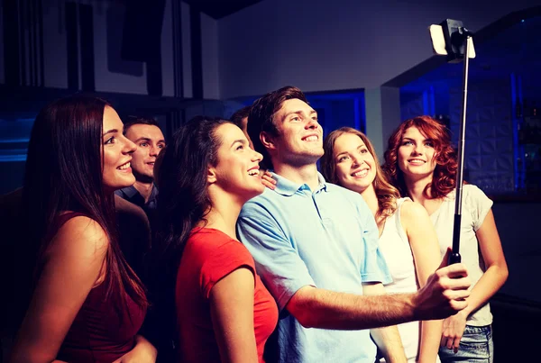 Vrienden met smartphone selfie met club — Stockfoto