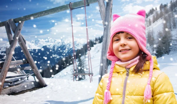 Heureux beau portrait de petite fille pendant l'hiver — Photo