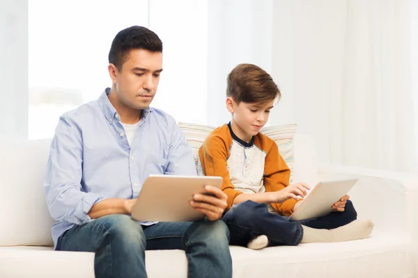 Padre e hijo con tableta PC en casa — Foto de Stock