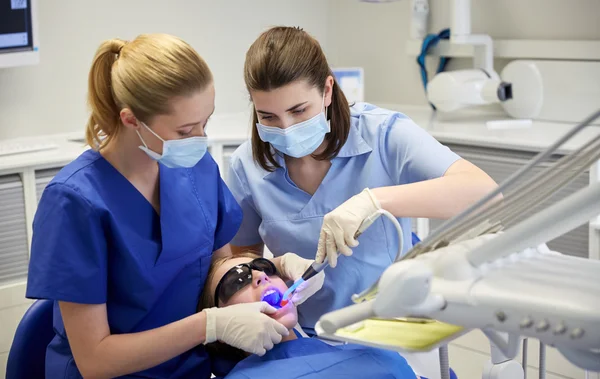 女性の歯科医師が患者の少女の歯を治療 — ストック写真