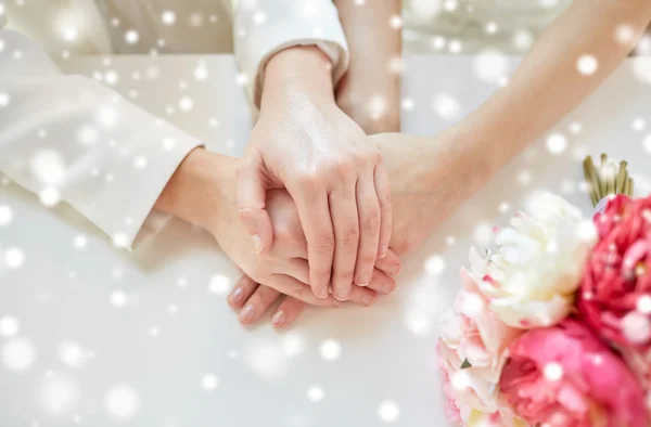 Close up of happy lesbian couple with flowers — Stock Photo, Image