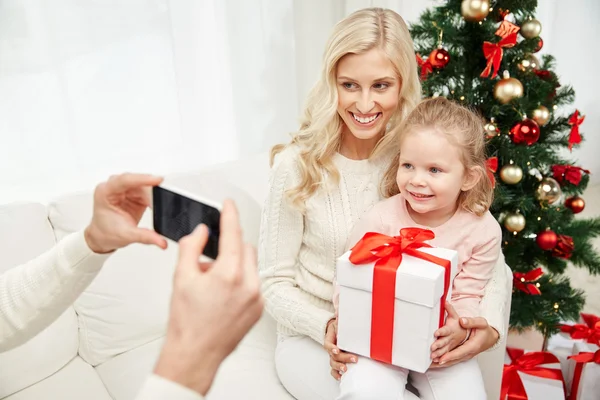 Familia tomando fotos con smartphone en Navidad —  Fotos de Stock