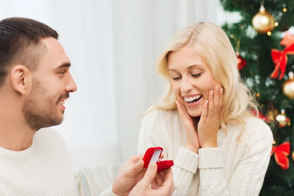 Man die vrouw verlovingsring geeft voor Kerstmis — Stockfoto