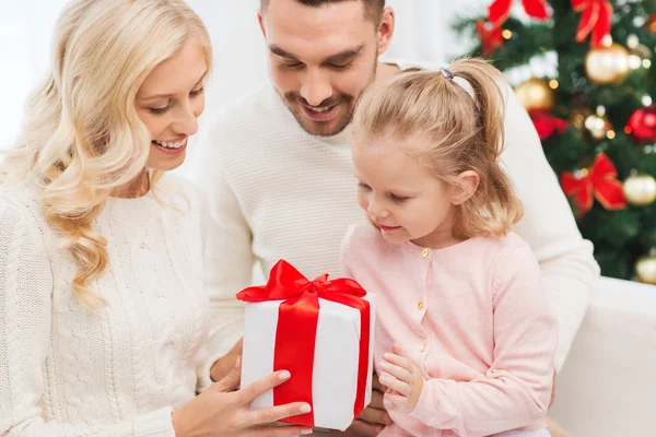 Familia feliz en casa con caja de regalo de Navidad — Foto de Stock