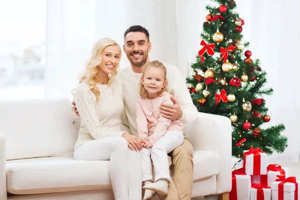 快乐的家庭和圣诞树在一起 — 图库照片