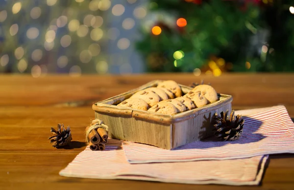 Primo piano di biscotti di avena di Natale su tavolo di legno — Foto Stock