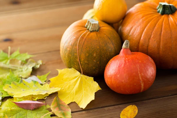 Ahşap masa evde üzerinde pumpkins, yakın çekim — Stok fotoğraf