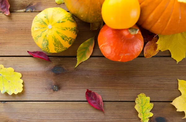 Close up van pompoenen op houten tafel thuis — Stockfoto