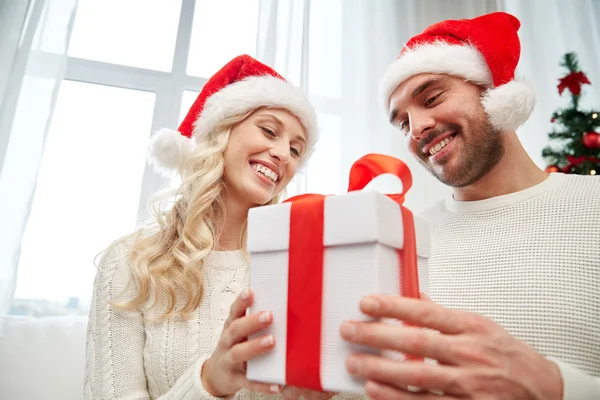 Casal feliz em casa com caixa de presente de Natal — Fotografia de Stock