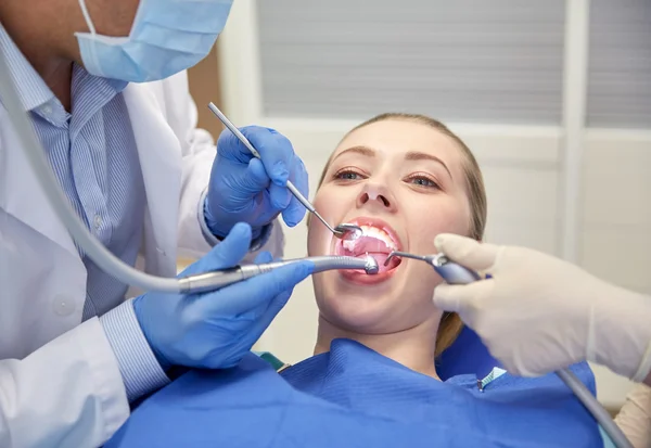 Close up van tandarts behandeling van vrouwelijke patiënt tanden — Stockfoto