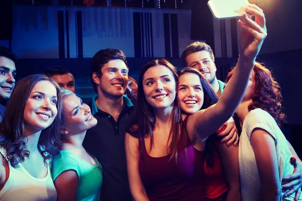 Vänner med smartphone med selfie i klubben — Stockfoto