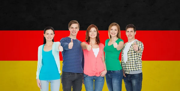 Gruppo di studenti sorridenti che mostrano i pollici in su — Foto Stock