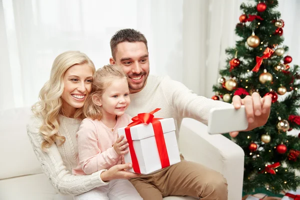 Familia tomando selfie con smartphone en Navidad — Foto de Stock