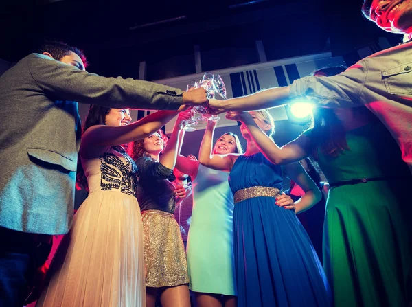 Prieteni zâmbitori cu pahare de șampanie în club — Fotografie, imagine de stoc