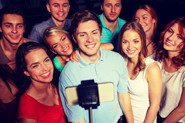 Friends with smartphone taking selfie in club — Stock Photo, Image