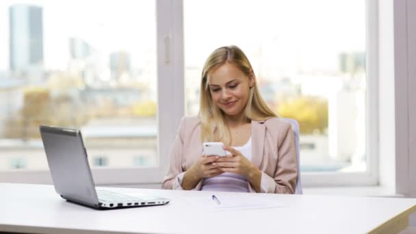 Mujer de negocios sonriente o estudiante con smartphone — Vídeos de Stock