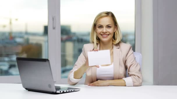 Affärskvinna visar tomt papperskort på kontor — Stockvideo