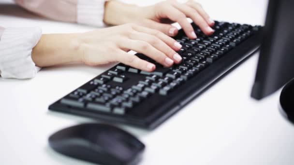 Mujer manos escribiendo en el teclado de la computadora en la oficina — Vídeo de stock