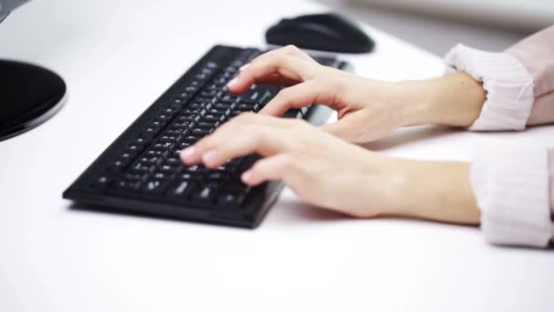 Mujer manos escribiendo en el teclado de la computadora en la oficina — Vídeos de Stock