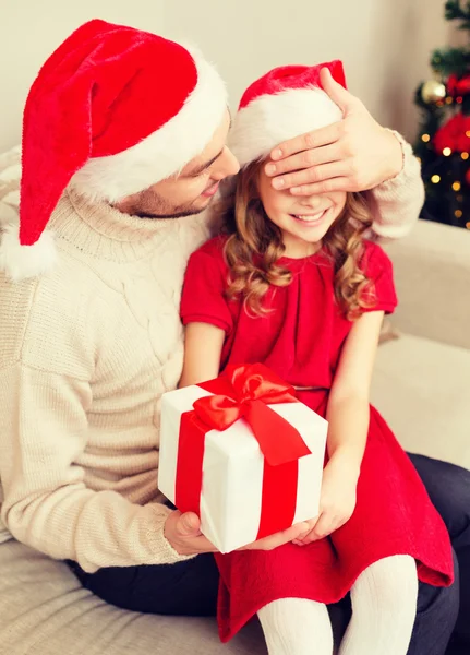 Sonriente padre sorprende hija con caja de regalo — Foto de Stock