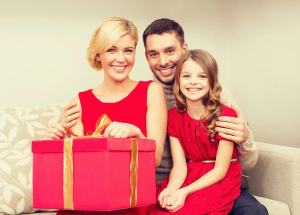 Openen van de doos van de gift en gelukkige familie — Stockfoto