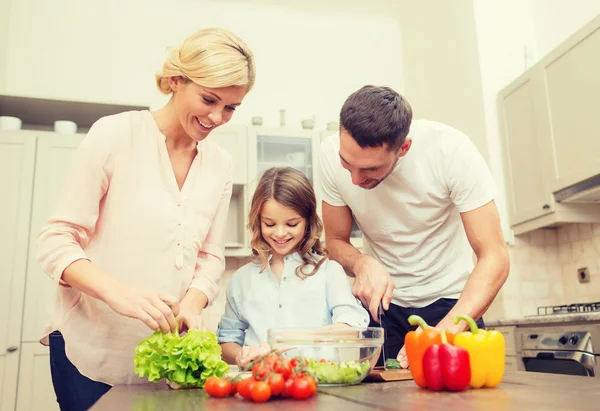 Familia feliz haciendo la cena en la cocina — Foto de Stock