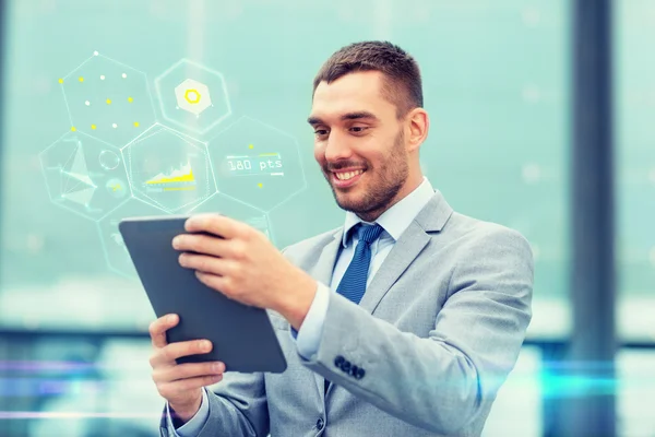 Hombre de negocios sonriente con la tableta PC al aire libre —  Fotos de Stock