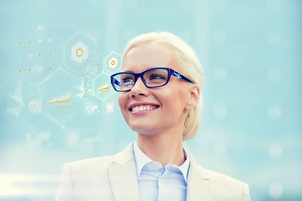 Joven mujer de negocios sonriente en gafas al aire libre — Foto de Stock