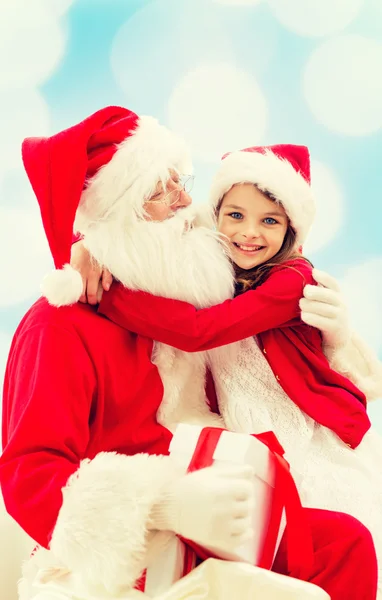 Lächelndes kleines Mädchen mit Weihnachtsmann — Stockfoto